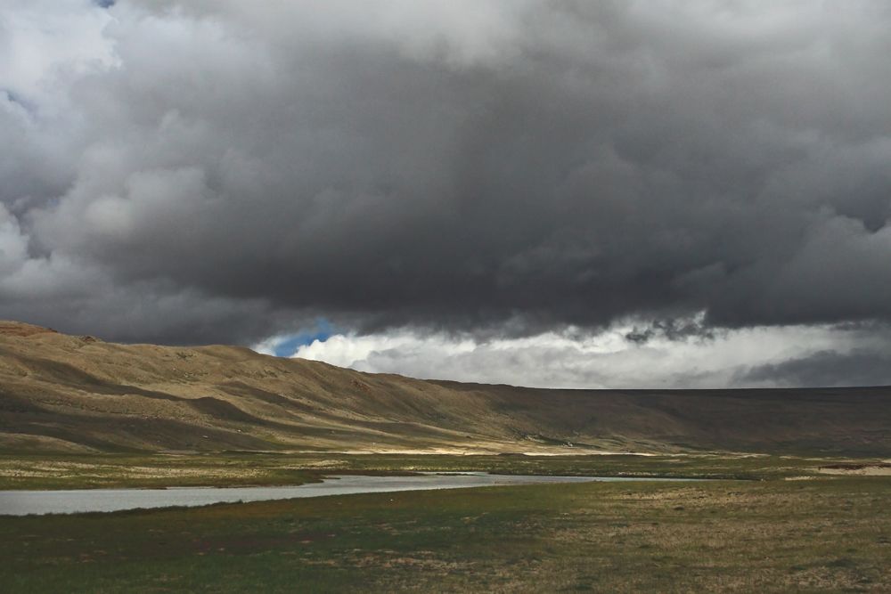 Desert Valley before Gurudongmar Lake Desert Valley before Gurudongmar Lake