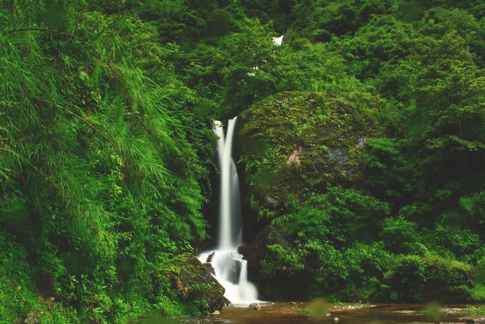 Pretty Waterfall on the way to Lachen Pretty Waterfall en route Lachen
