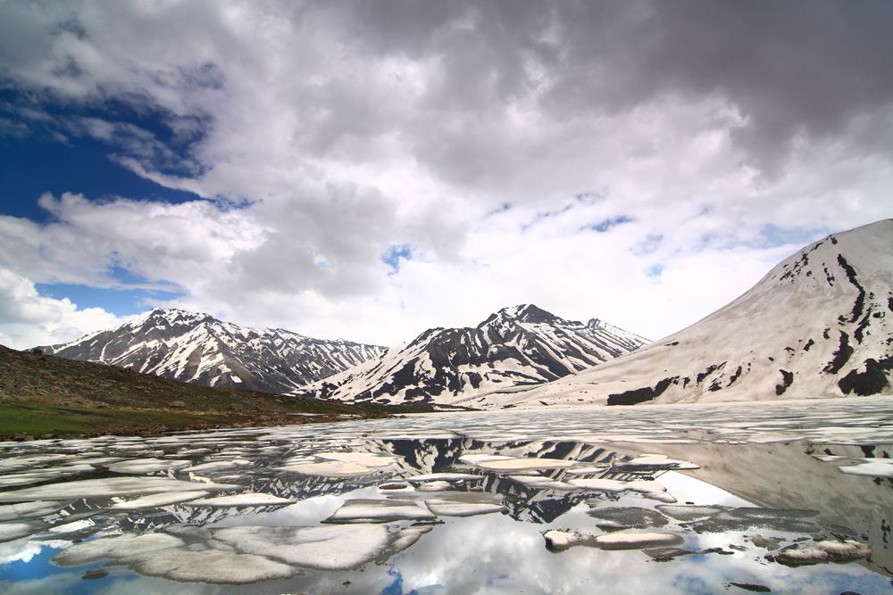 Half frozen Vishnusar Lake Half frozen Vishnusar Lake