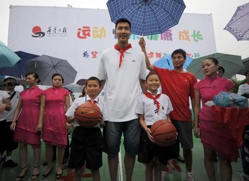 Yi Jianlian with school children at sports facility dedication