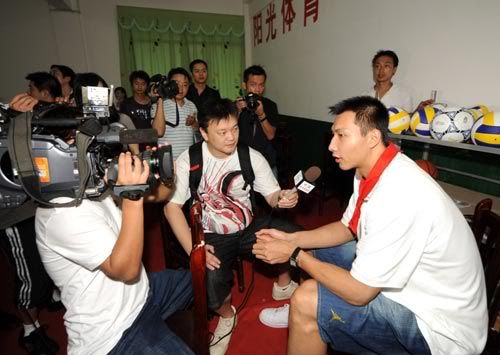 Yi Jianlian speaks with Chinese media at Hope Primary School, Xuanhan County, Sichuan